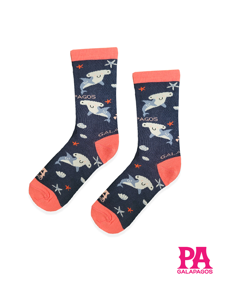 TIBURONES MARTILLO, ESTRELLAS DE MAR Y CONCHAS FONDO AZUL MARINO Y ROSA